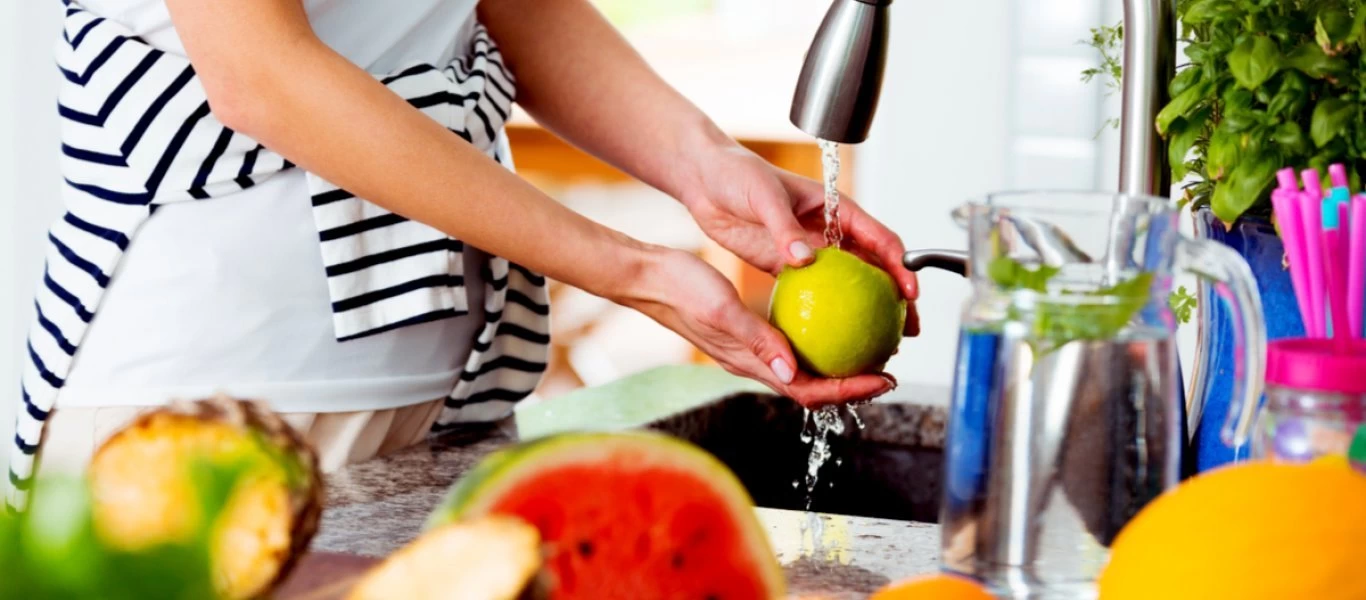 Δείτε ποιες είναι οι τροφές που πρέπει να πλένετε και ποιες όχι πριν τις καταναλώσετε (βίντεο)